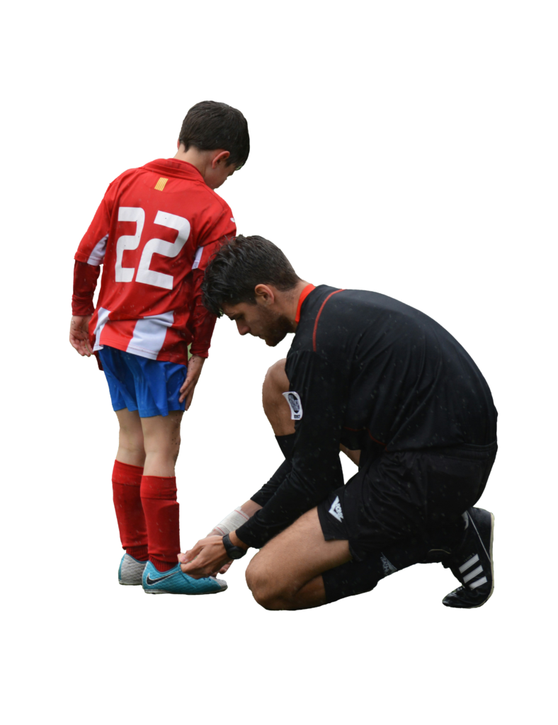 entraineur faisant les lacets de son joueur