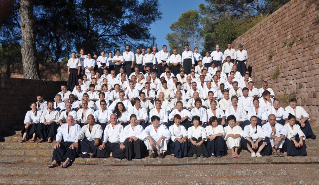 personnes pratiquants l' aikido