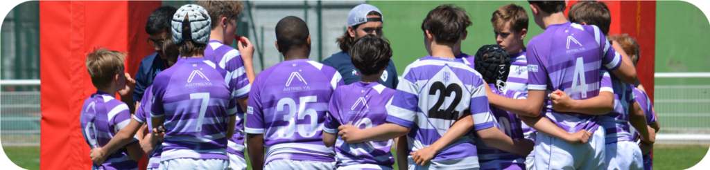rugbymen qui se tiennent